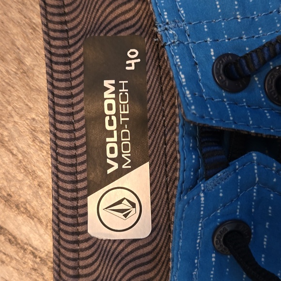 Volcom Board Shorts, Size 40 - Picture 3 of 6